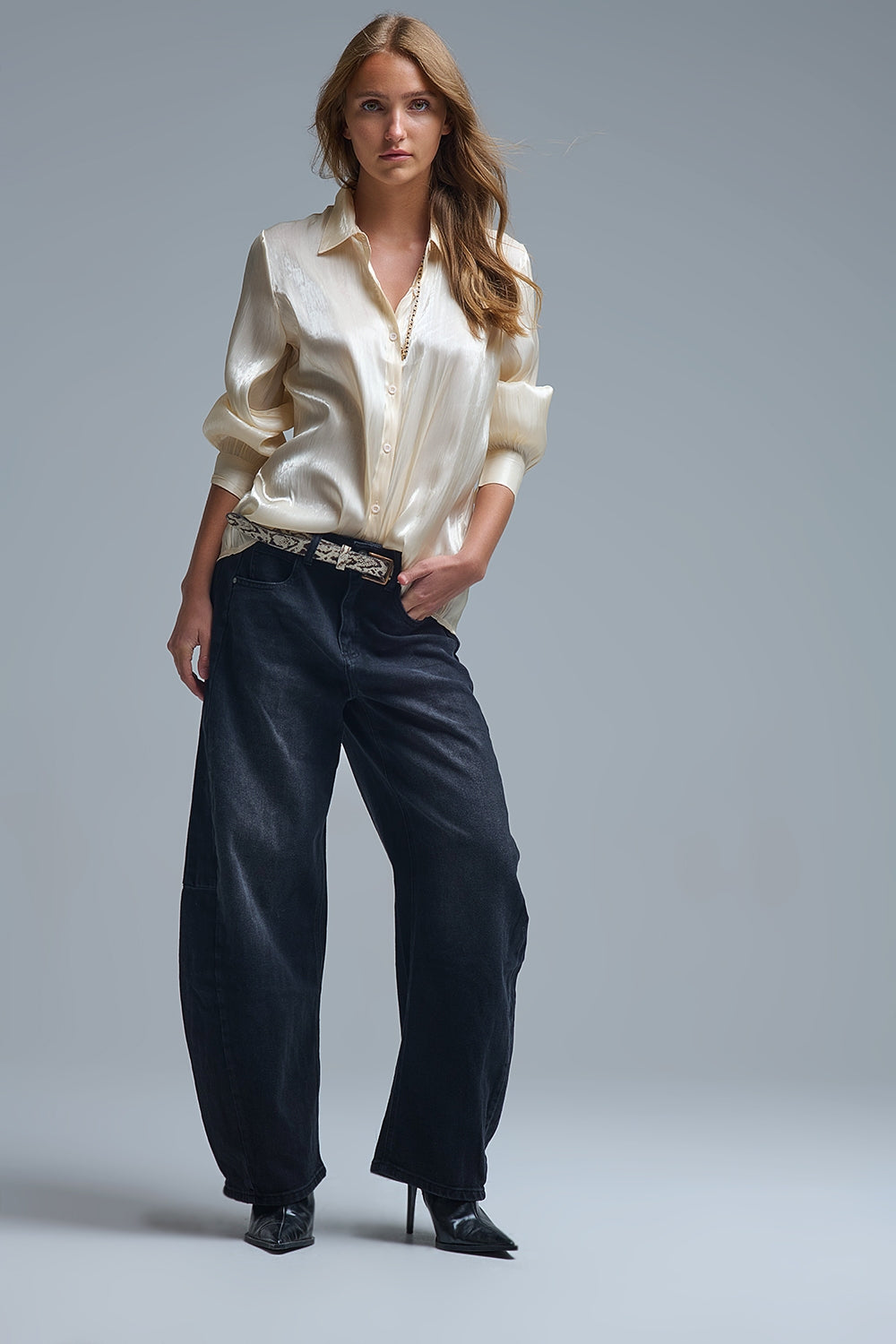 Elegante camisa beige claro de seda satinada