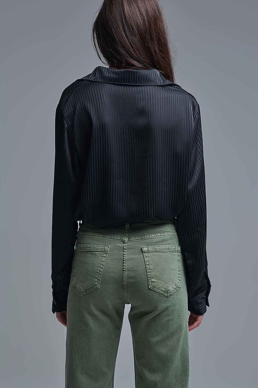 Elegante Camisa de Raso a Rayas Negras