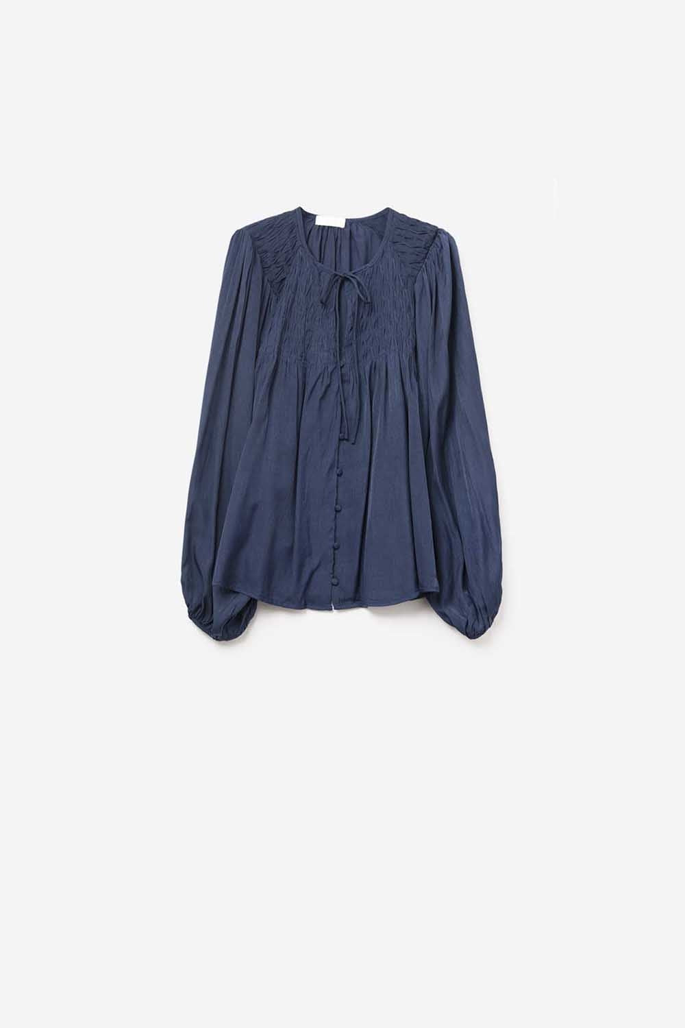 Elegante camisa de satén azul con encaje