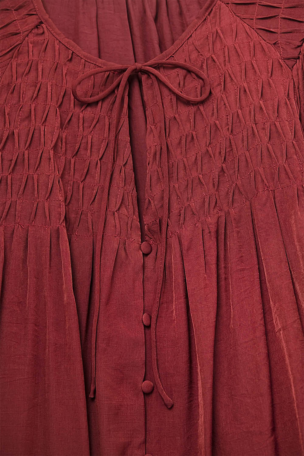 Elegante camisa roja de satén con encaje