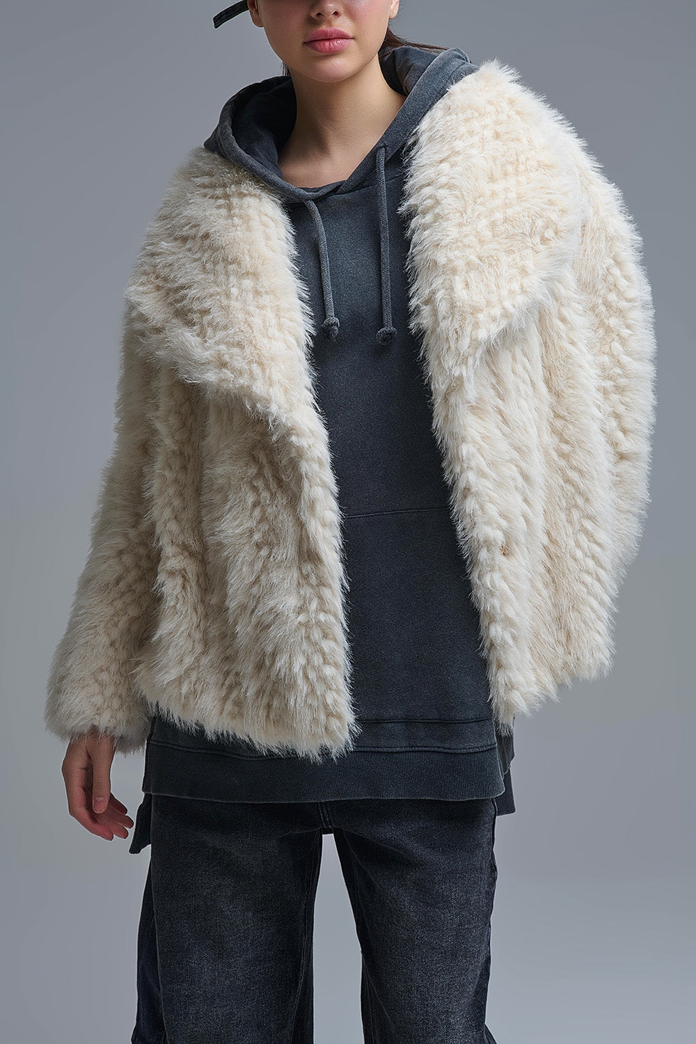 Elegante chaqueta de piel sintética beige con cuello ancho