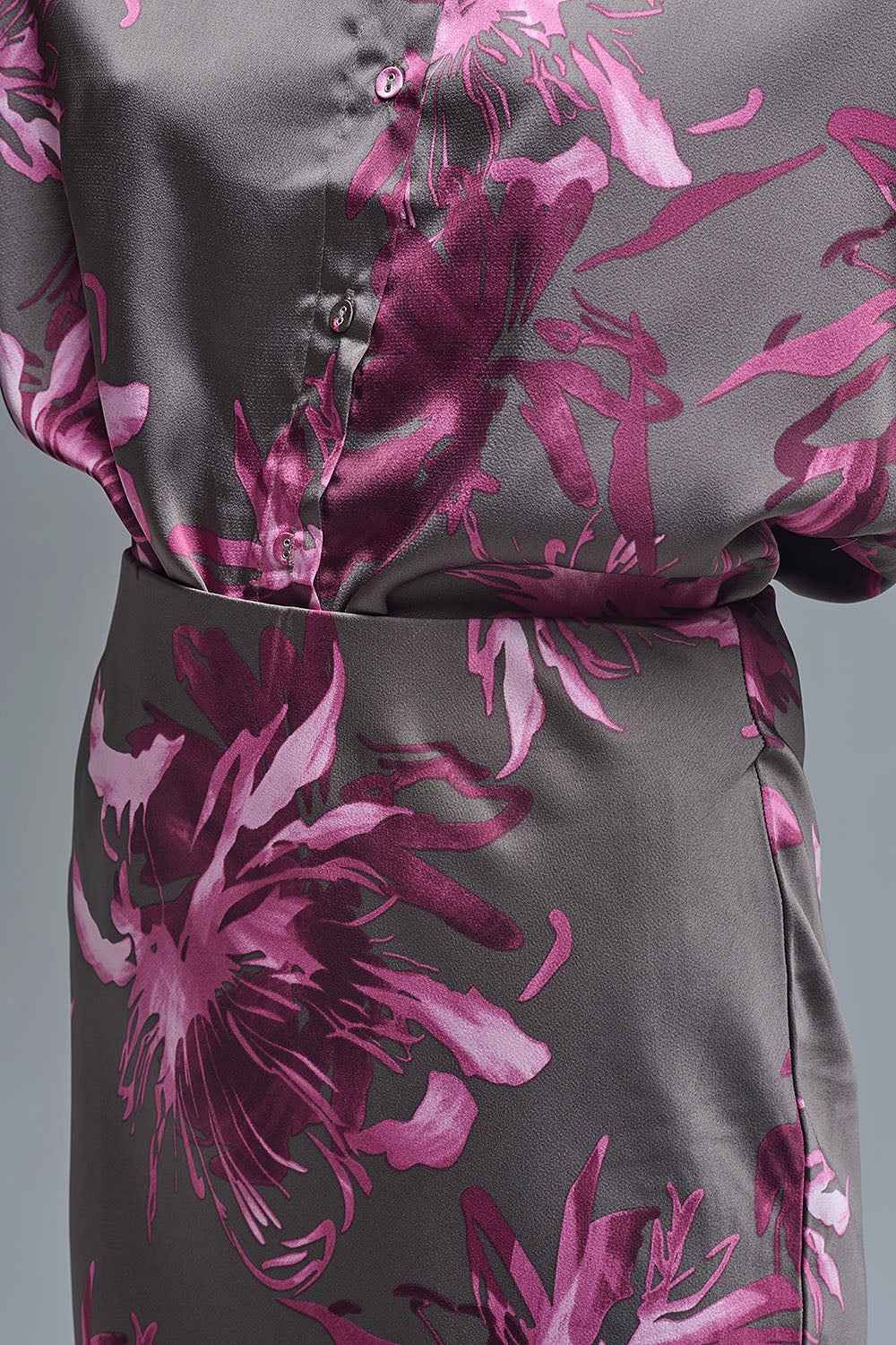 Elegante falda midi floral de satén gris