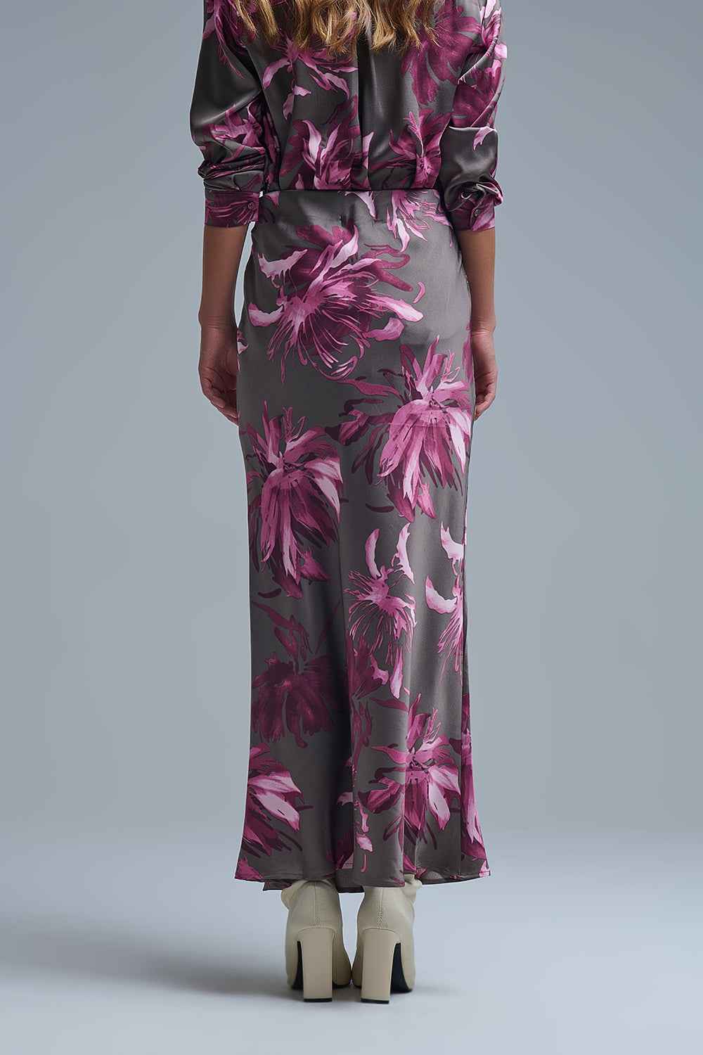 Elegante falda midi floral de satén gris