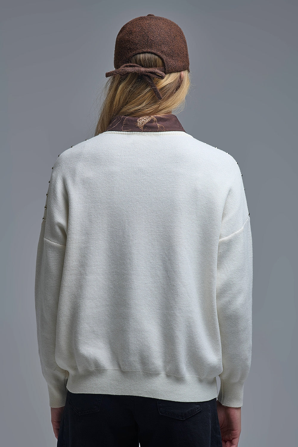 Elegante jersey blanco de punto con flecos