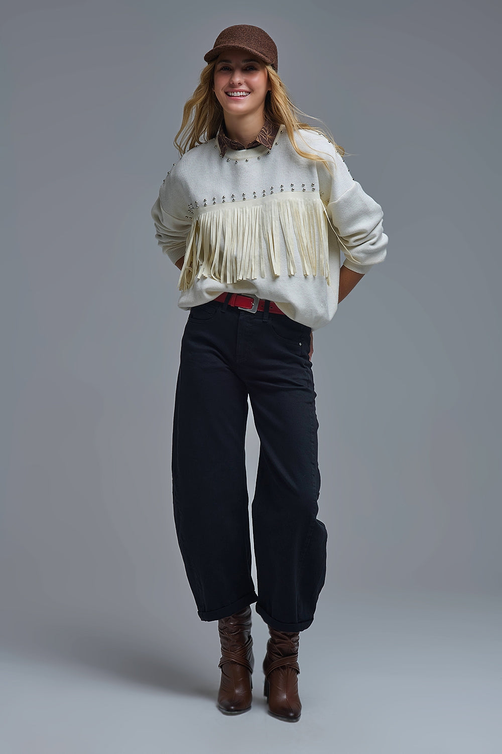 Elegante jersey blanco de punto con flecos