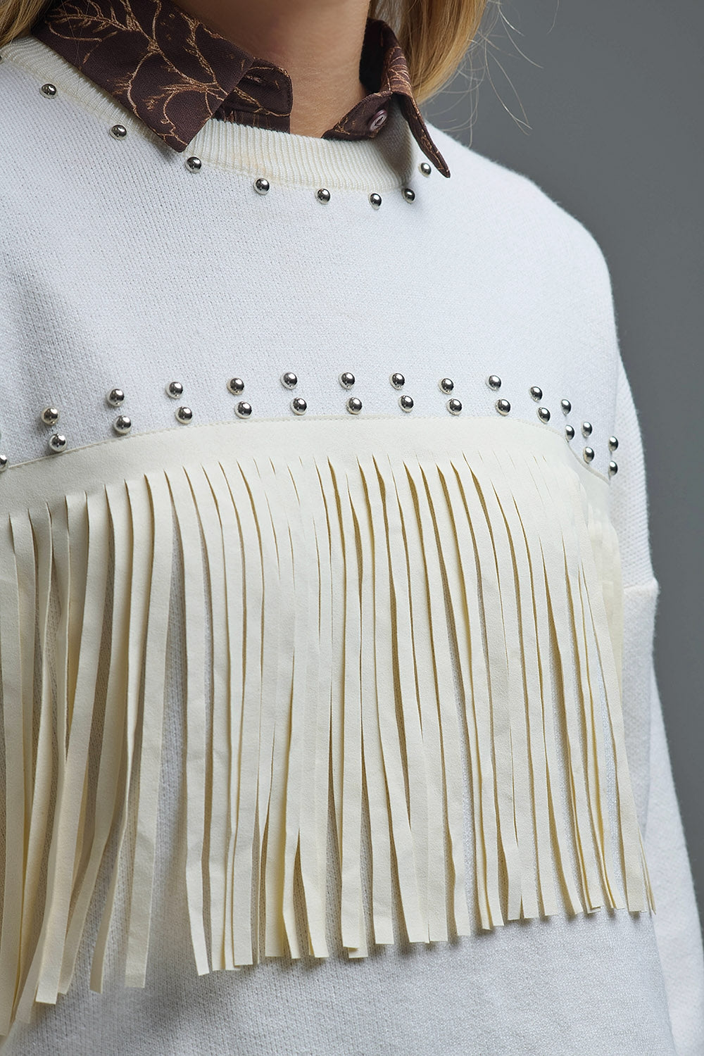 Elegante jersey blanco de punto con flecos