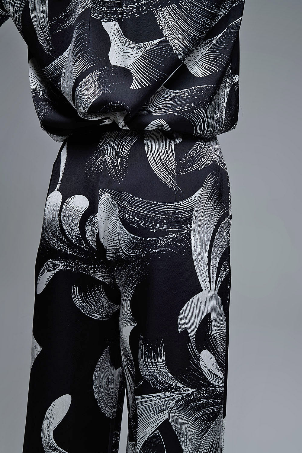 Elegante pantalón negro estampado de pata ancha en tejido satinado