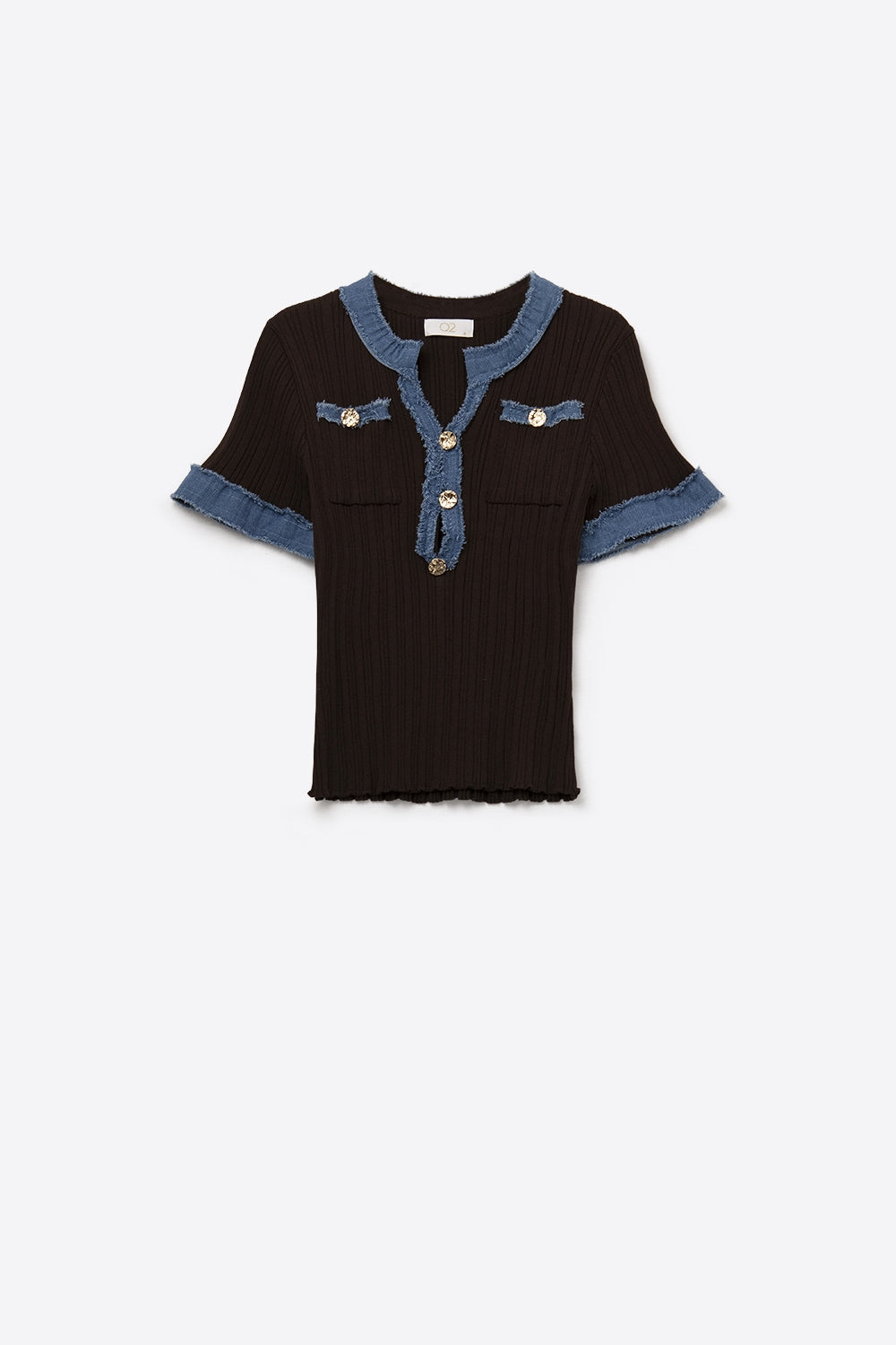 Elegante top marrón de canalé con detalles vaqueros