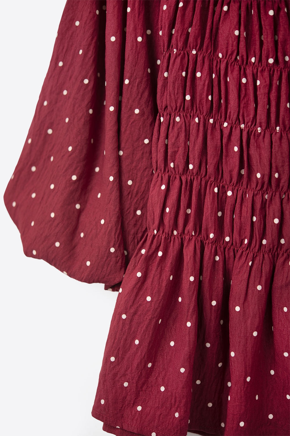 Elegante top rojo de lunares ajustado a la cintura