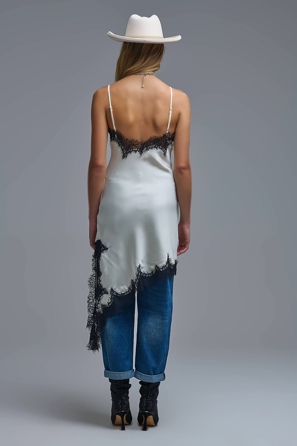 Elegante Vestido Asimétrico de Encaje de Raso Blanco - Vestidos - detalle