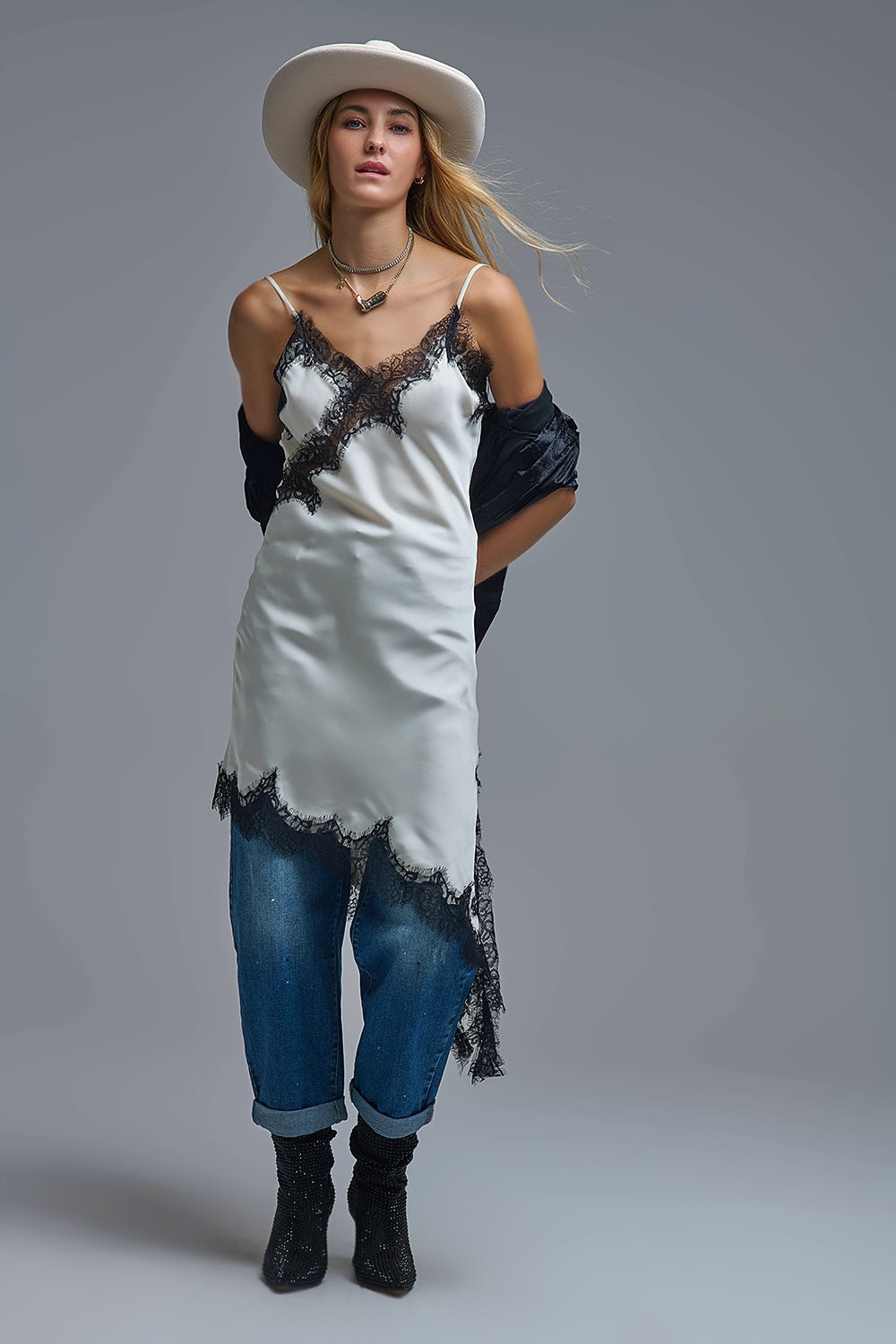 Q2 Elegante Vestido Asimétrico de Encaje de Raso Blanco