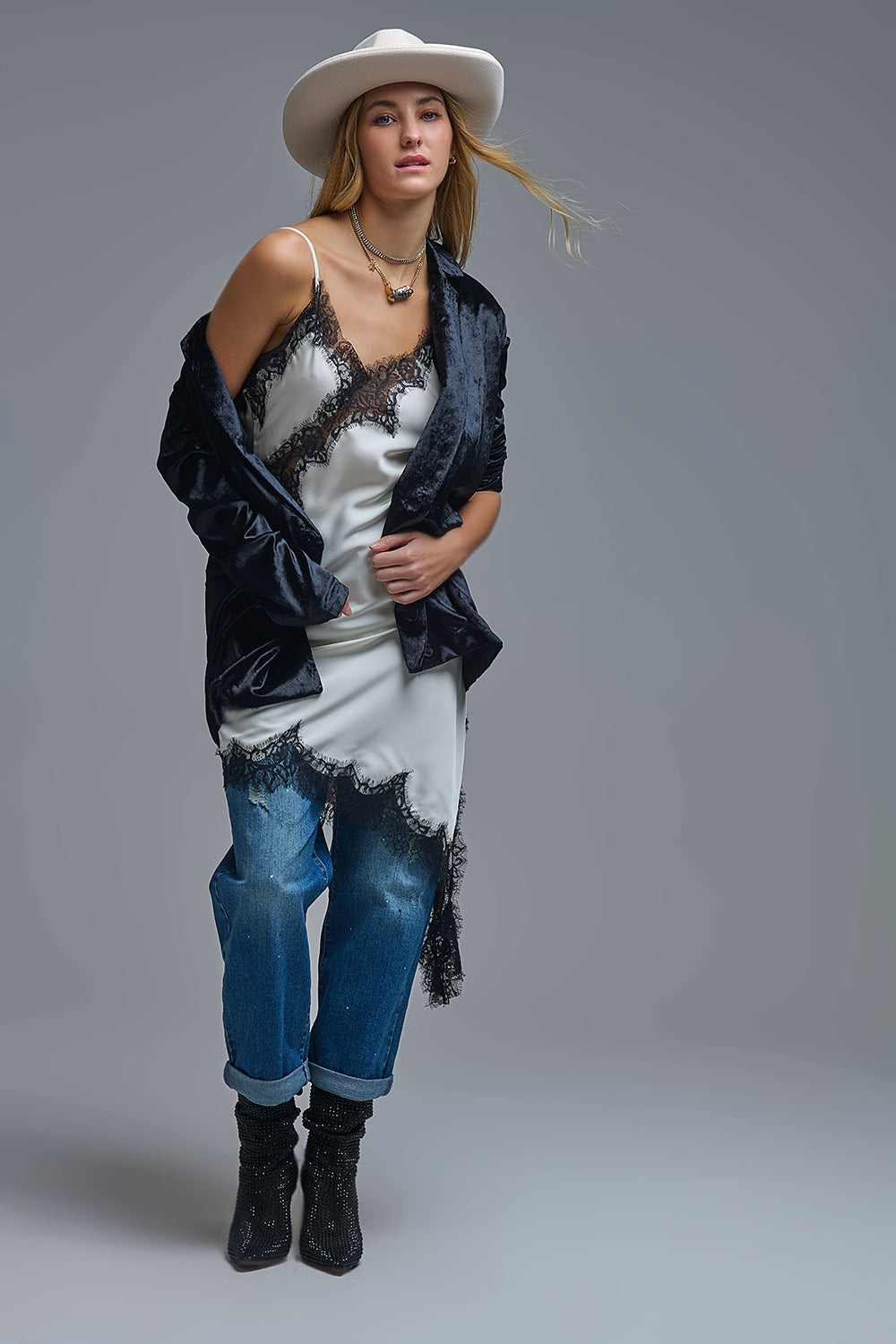 Elegante Vestido Asimétrico de Encaje de Raso Blanco