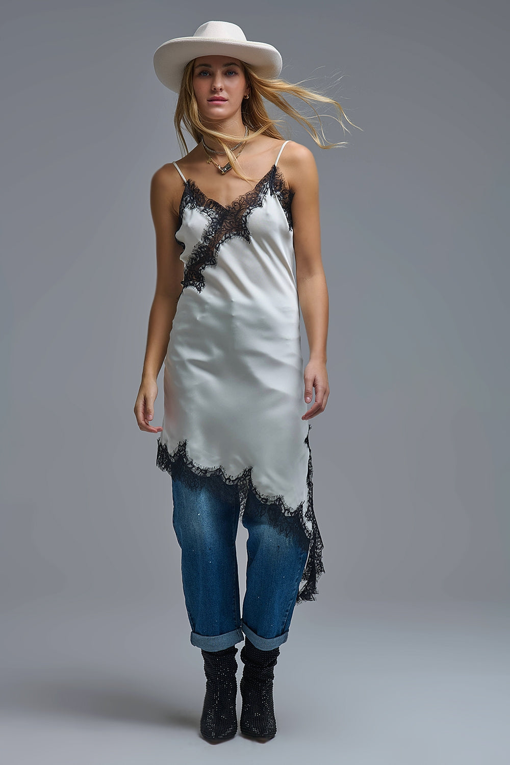 Elegante Vestido Asimétrico de Encaje de Raso Blanco