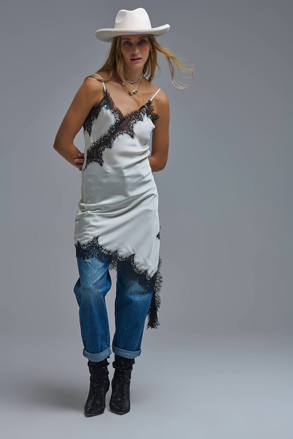 Elegante Vestido Asimétrico de Encaje de Raso Blanco