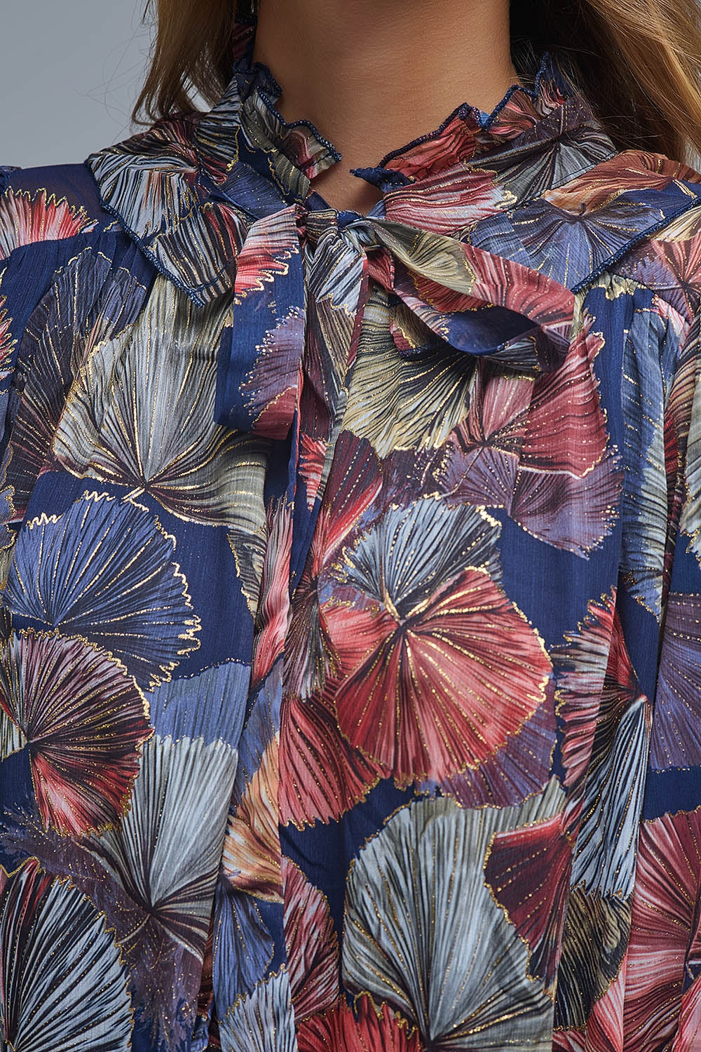 Elegante vestido floral con cuello de corbata y línea A