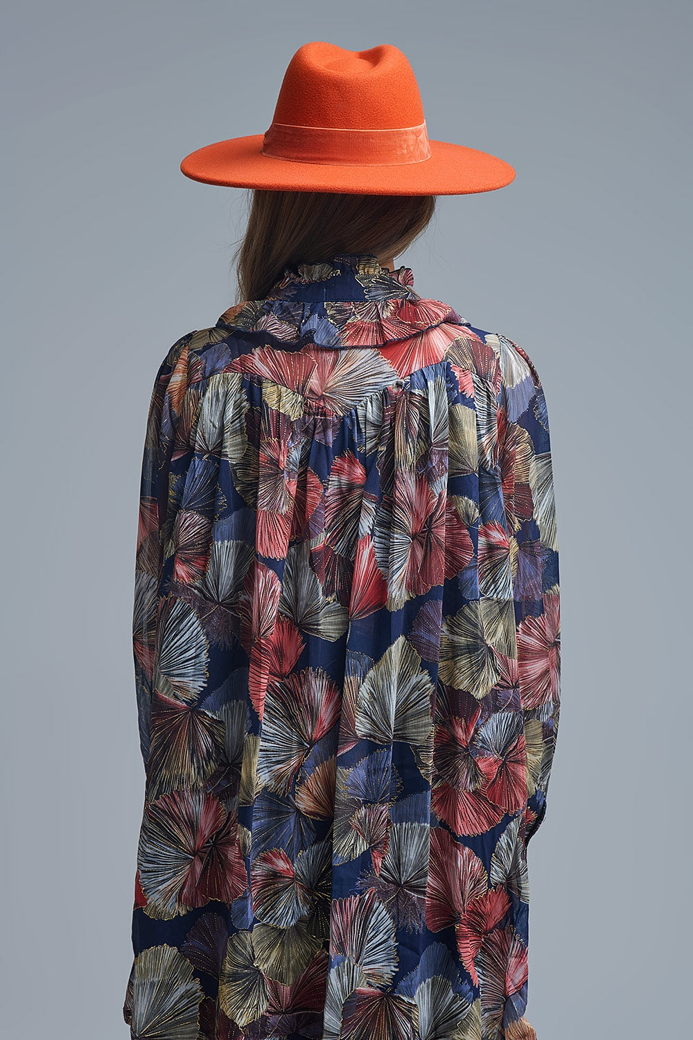 Elegante vestido floral con cuello de corbata y línea A