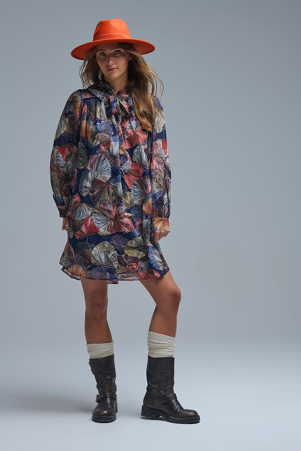 Elegante vestido floral con cuello de corbata y línea A