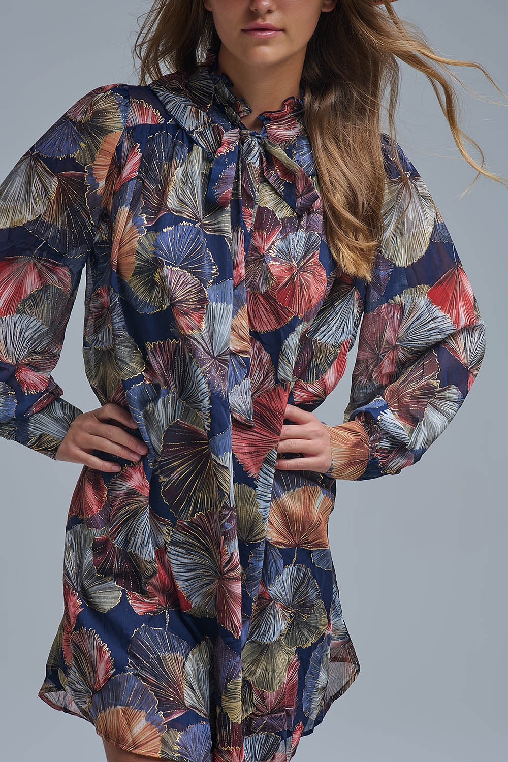 Elegante vestido floral con cuello de corbata y línea A