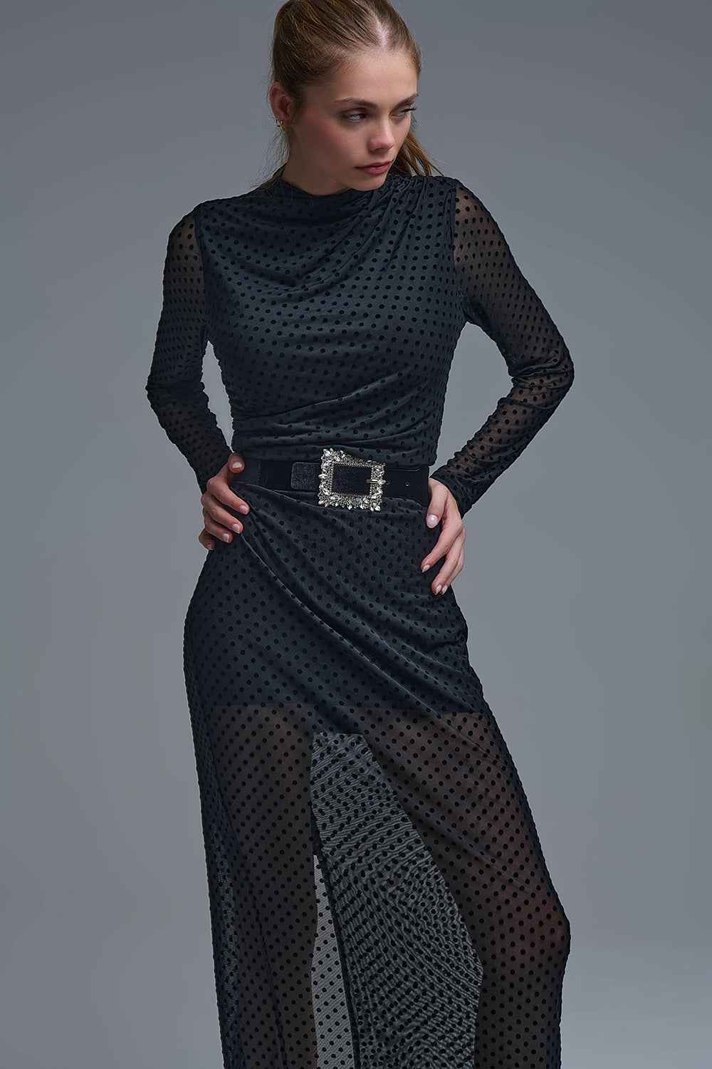 Elegante vestido negro de lunares transparentes