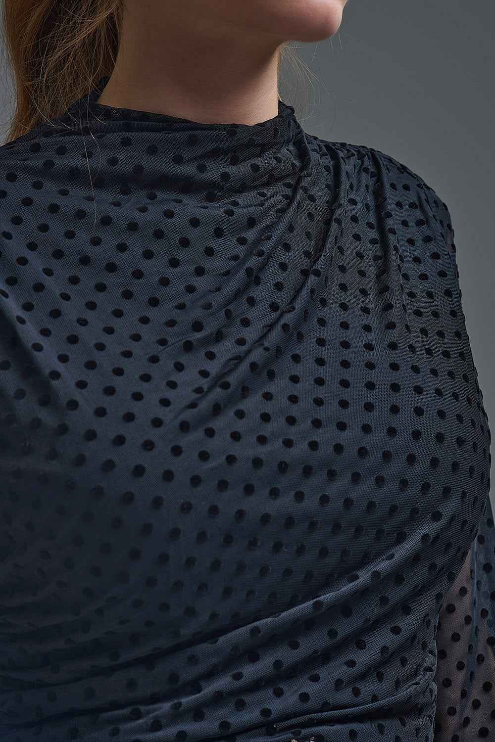 Elegante vestido negro de lunares transparentes