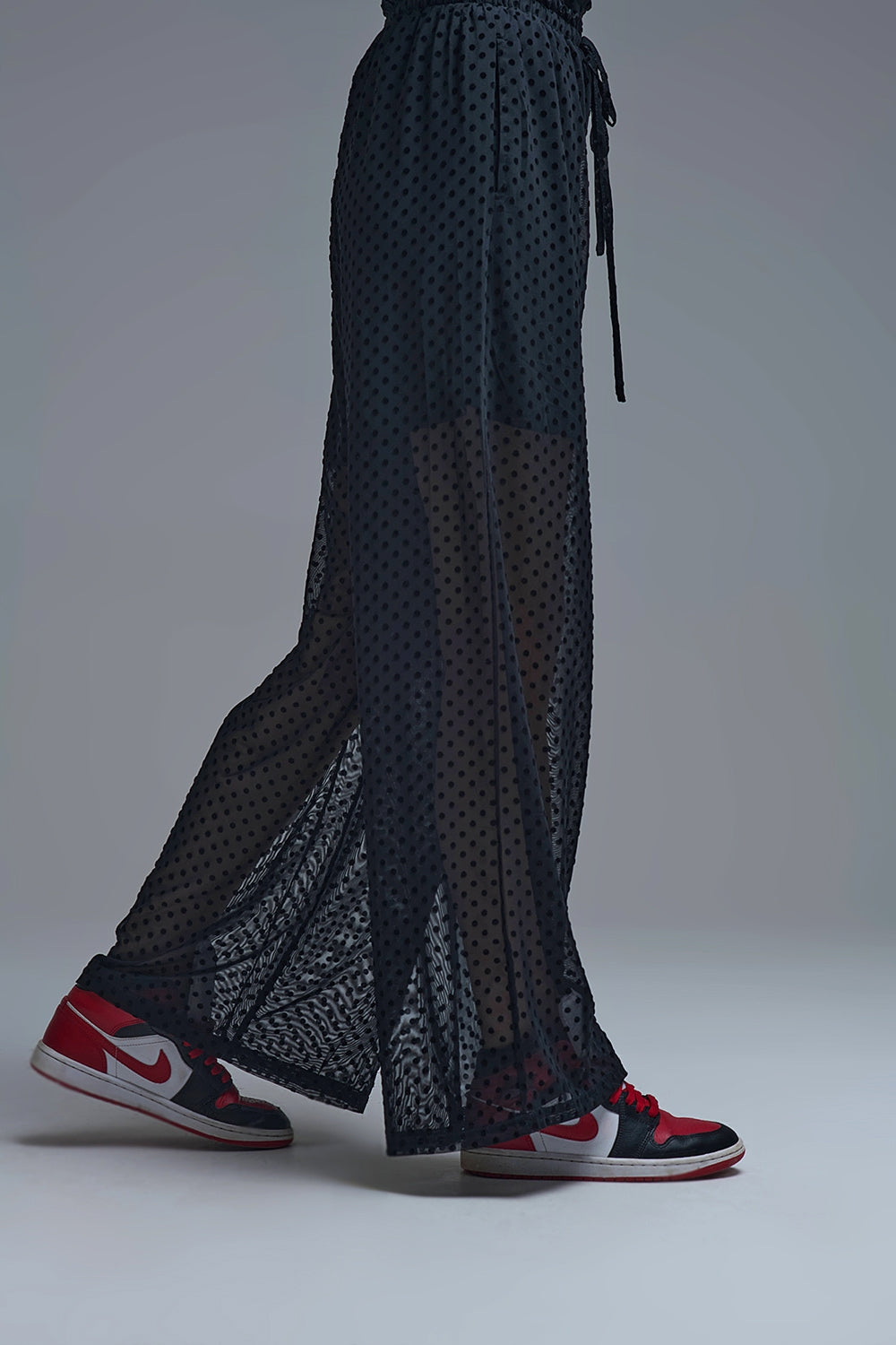 Elegantes pantalones negros de lunares transparentes