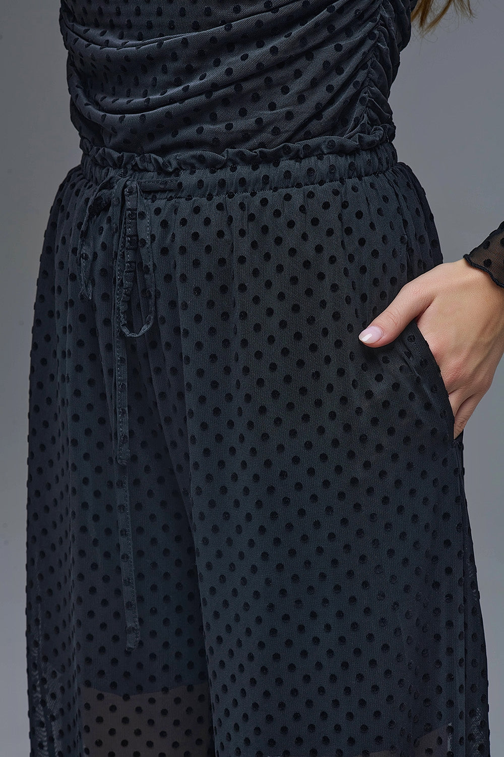 Elegantes pantalones negros de lunares transparentes