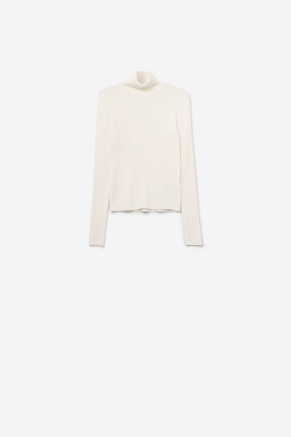 Foto de producto de un jersey blanco de cuello alto y tejido de canalé sobre fondo blanco.