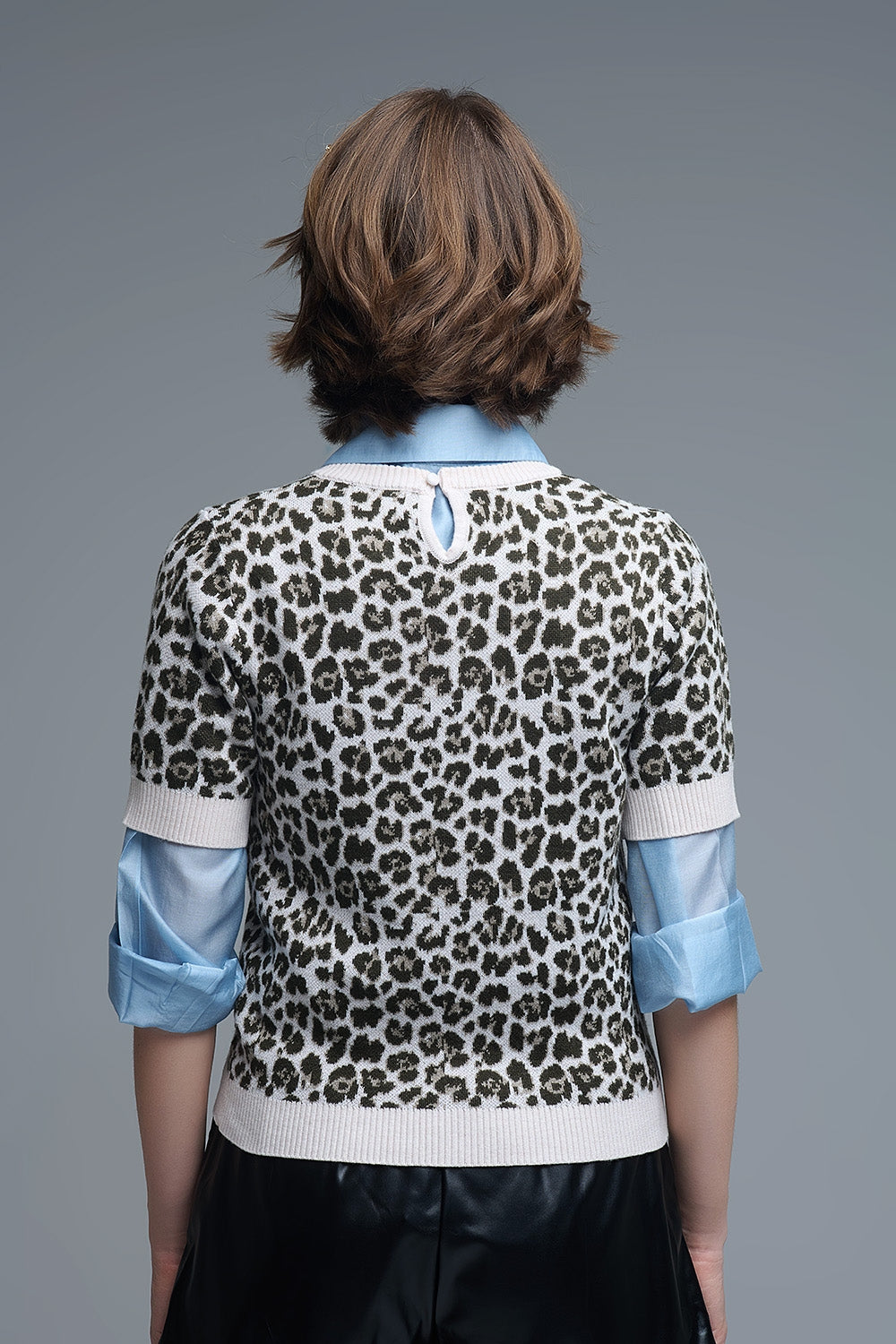 Vista trasera de un jersey de punto de manga corta con estampado de leopardo.