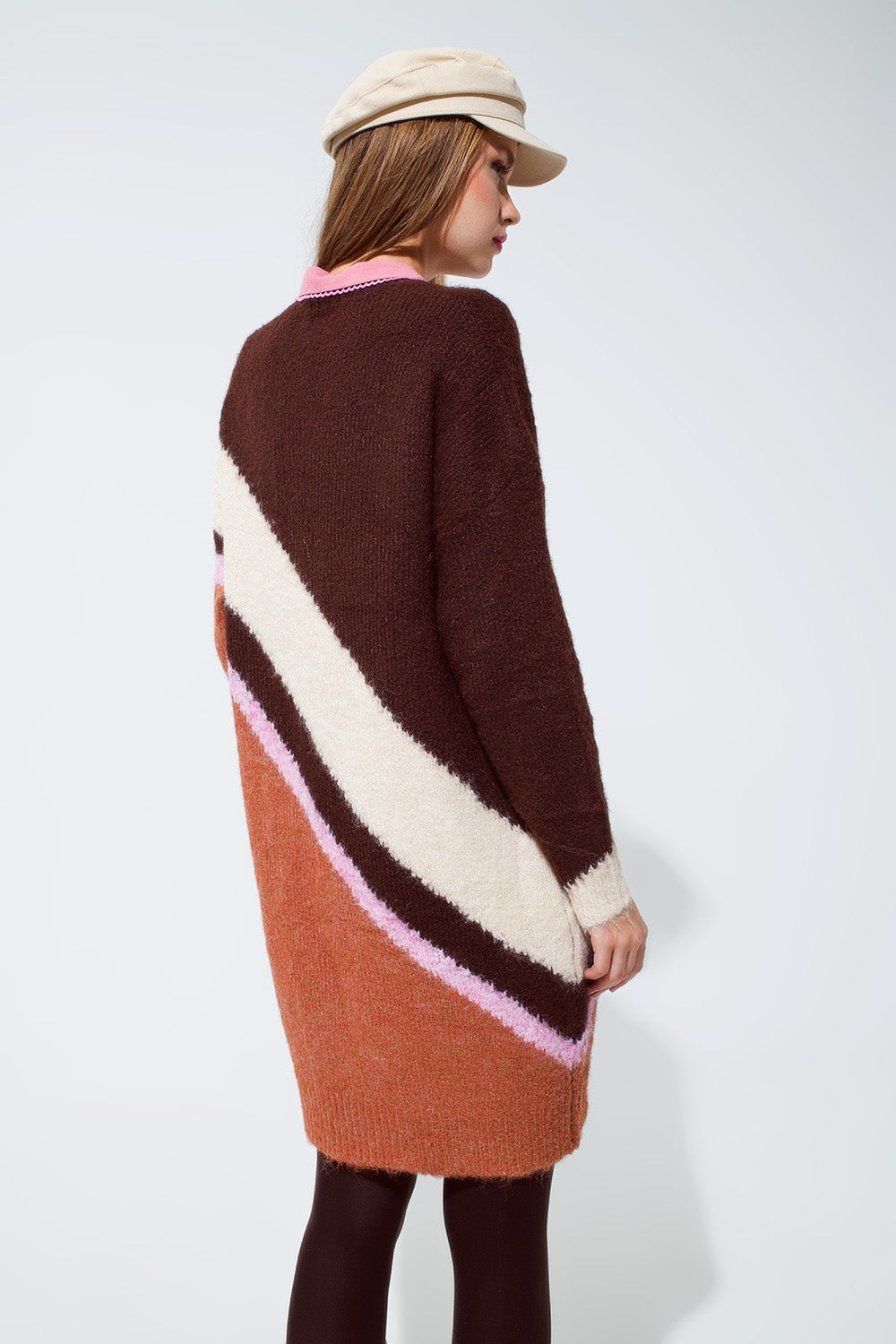 Vista trasera de un vestido-jersey de punto grueso con diseño color block y corte oversize.