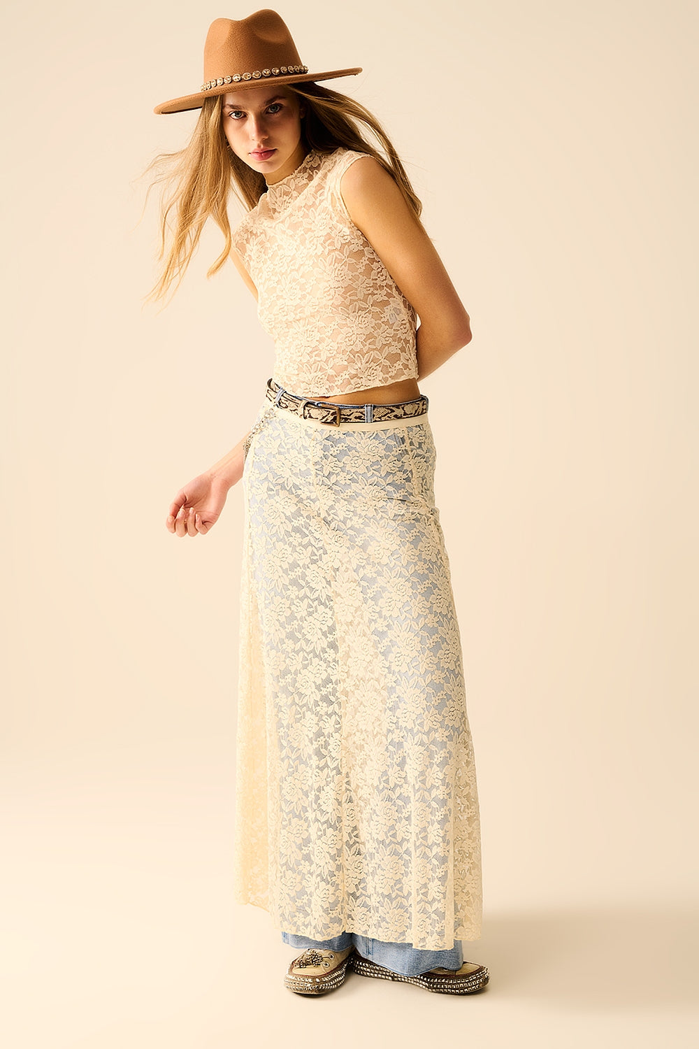 Falda maxi de encaje beige con diseño floral