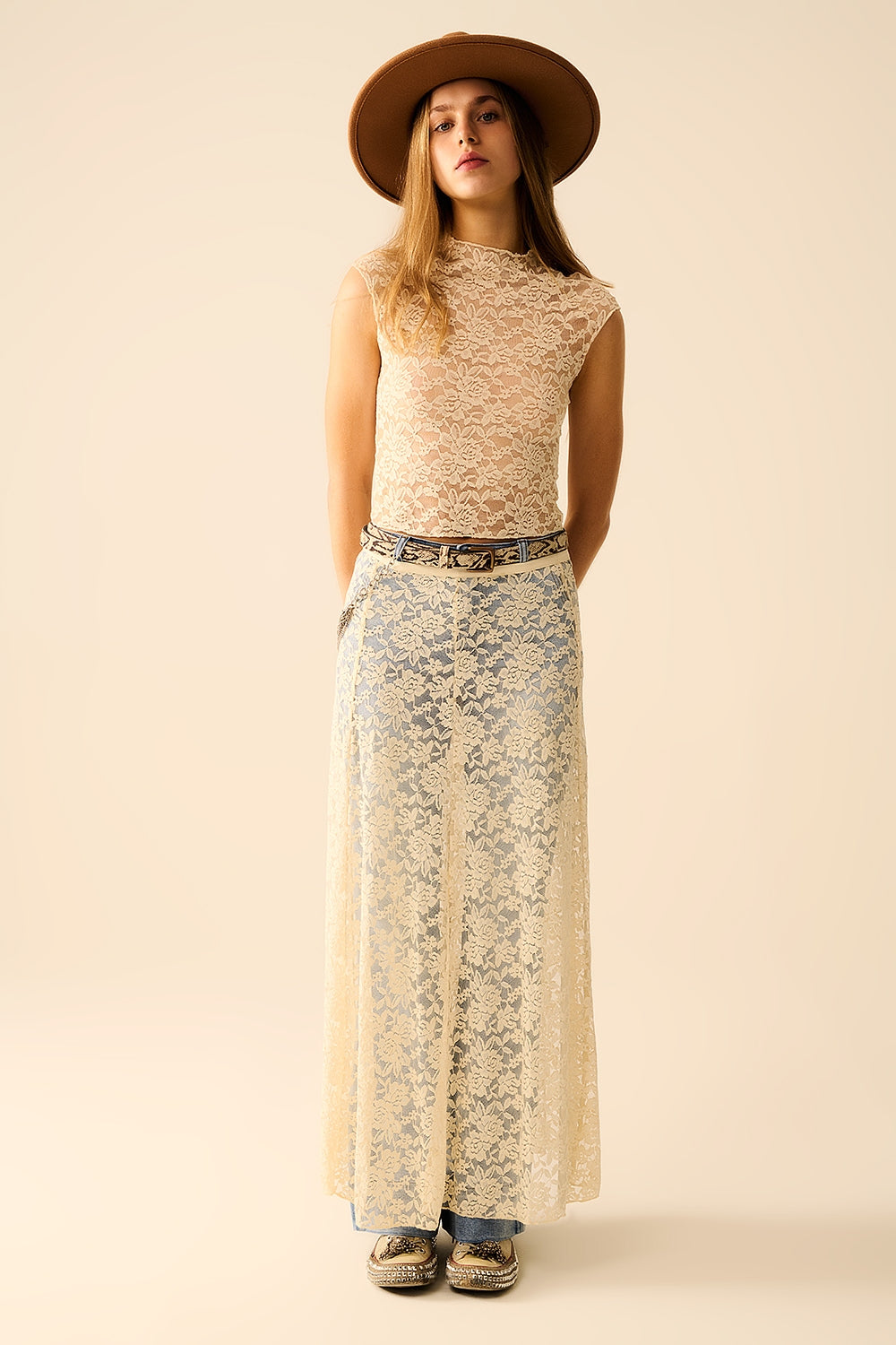Falda maxi de encaje beige con diseño floral