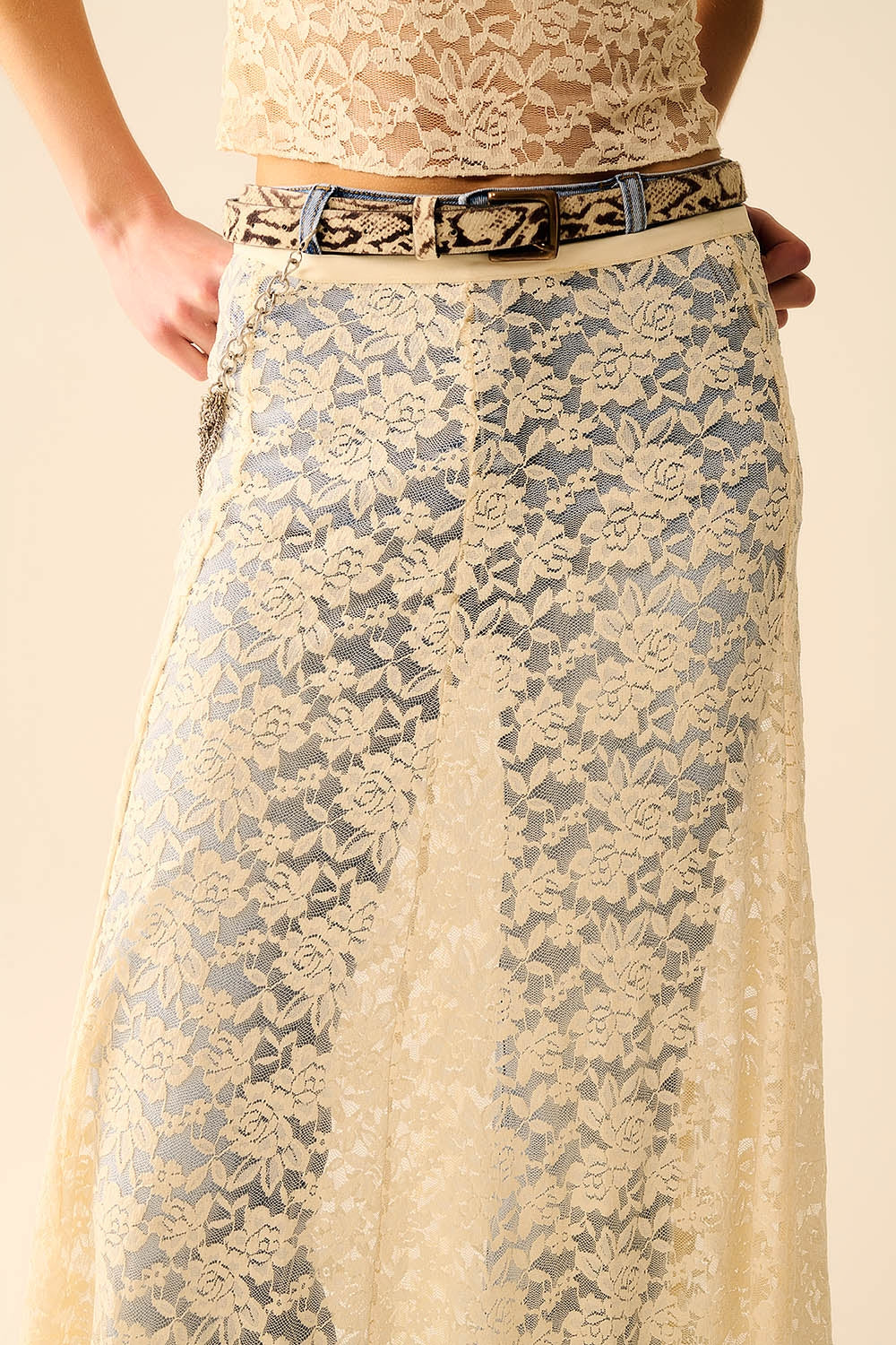 Falda maxi de encaje beige con diseño floral
