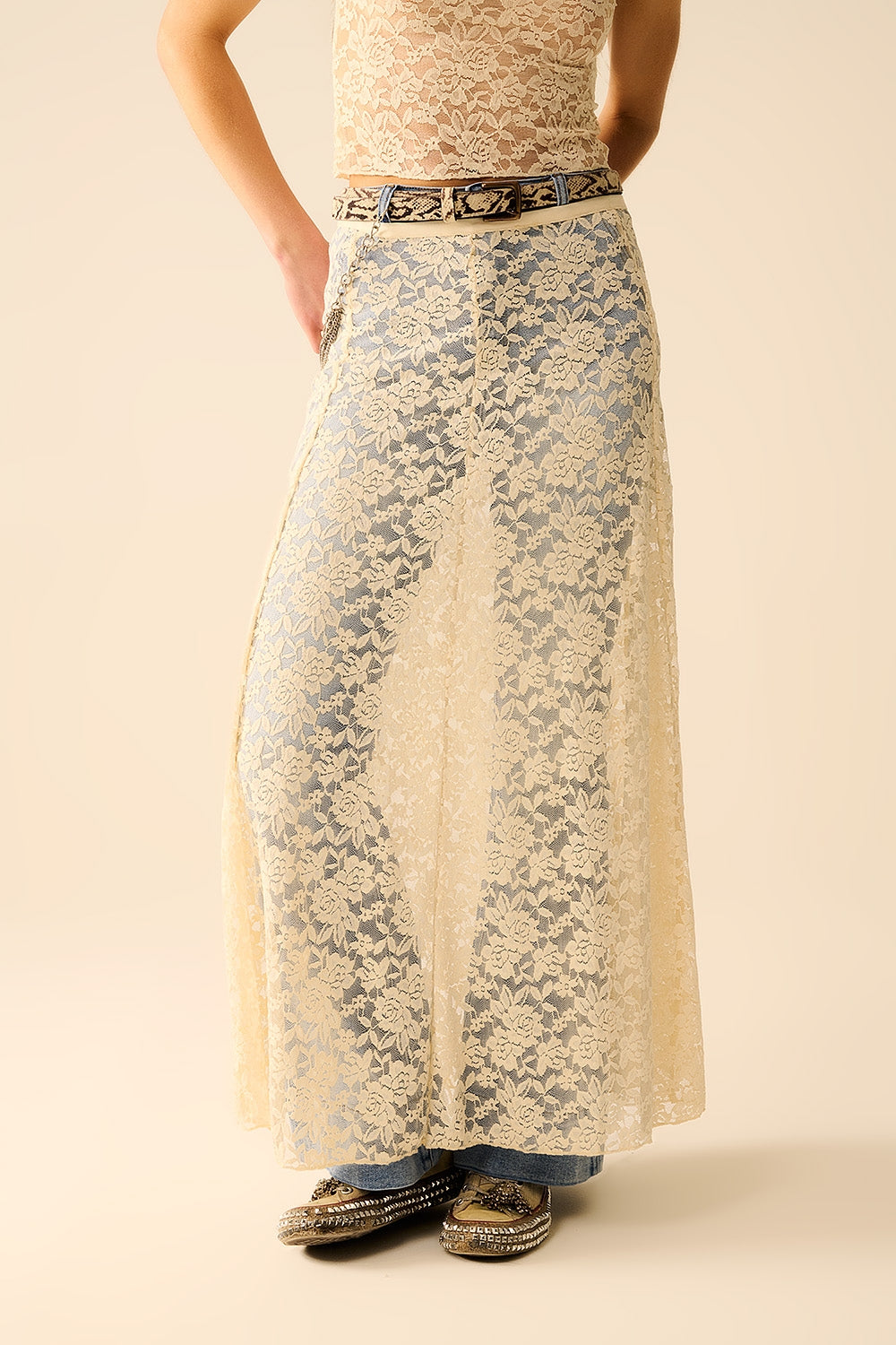 Falda maxi de encaje beige con diseño floral