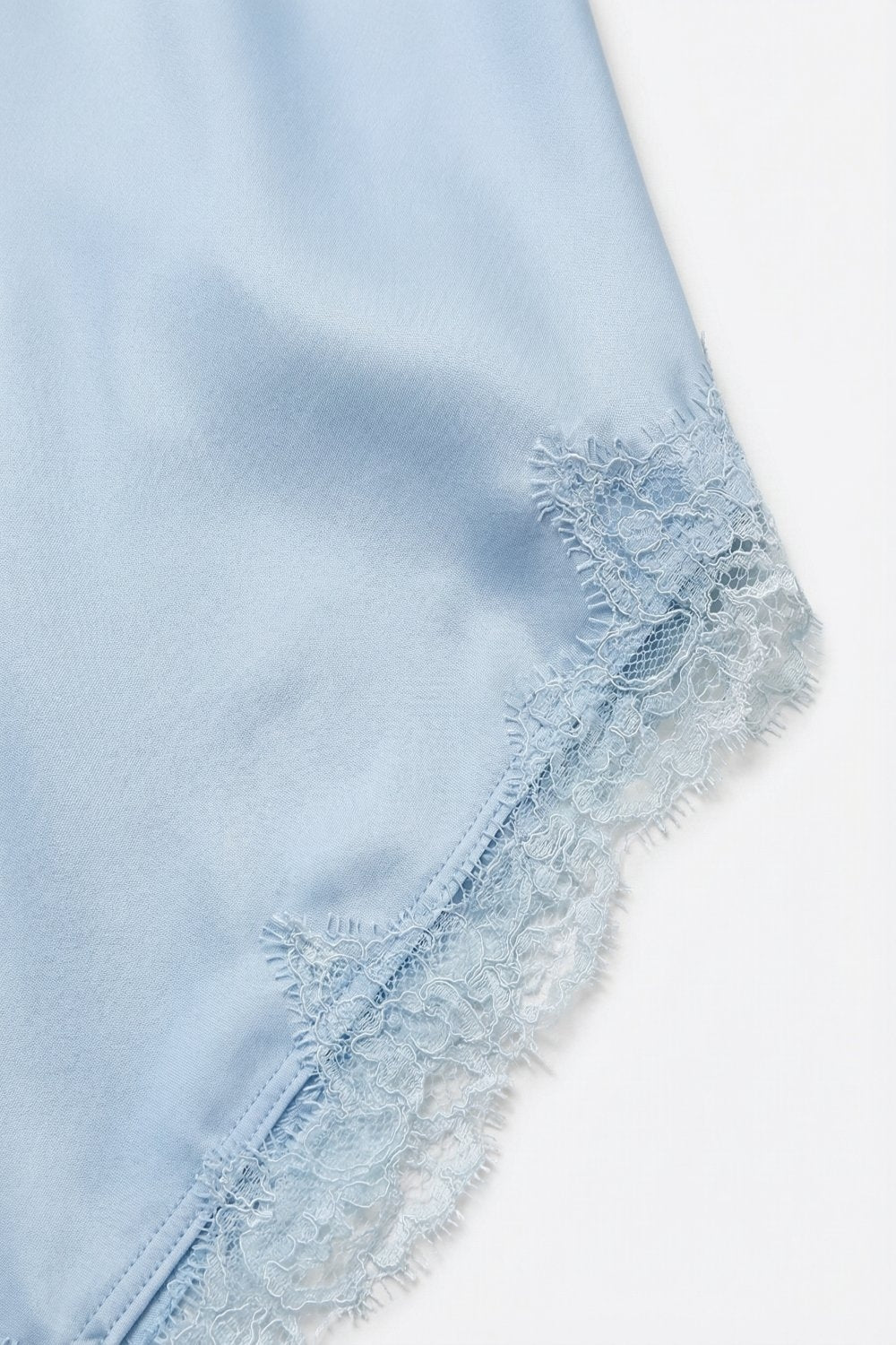 falda midi de satén azul claro con bajo asimétrico de encaje