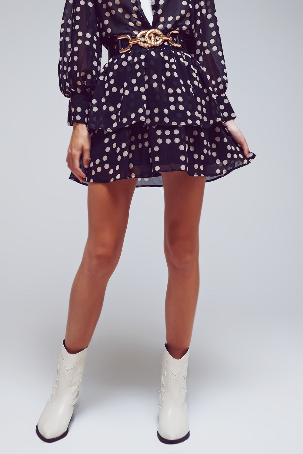 Falda mini con volados en negro y lunares crema