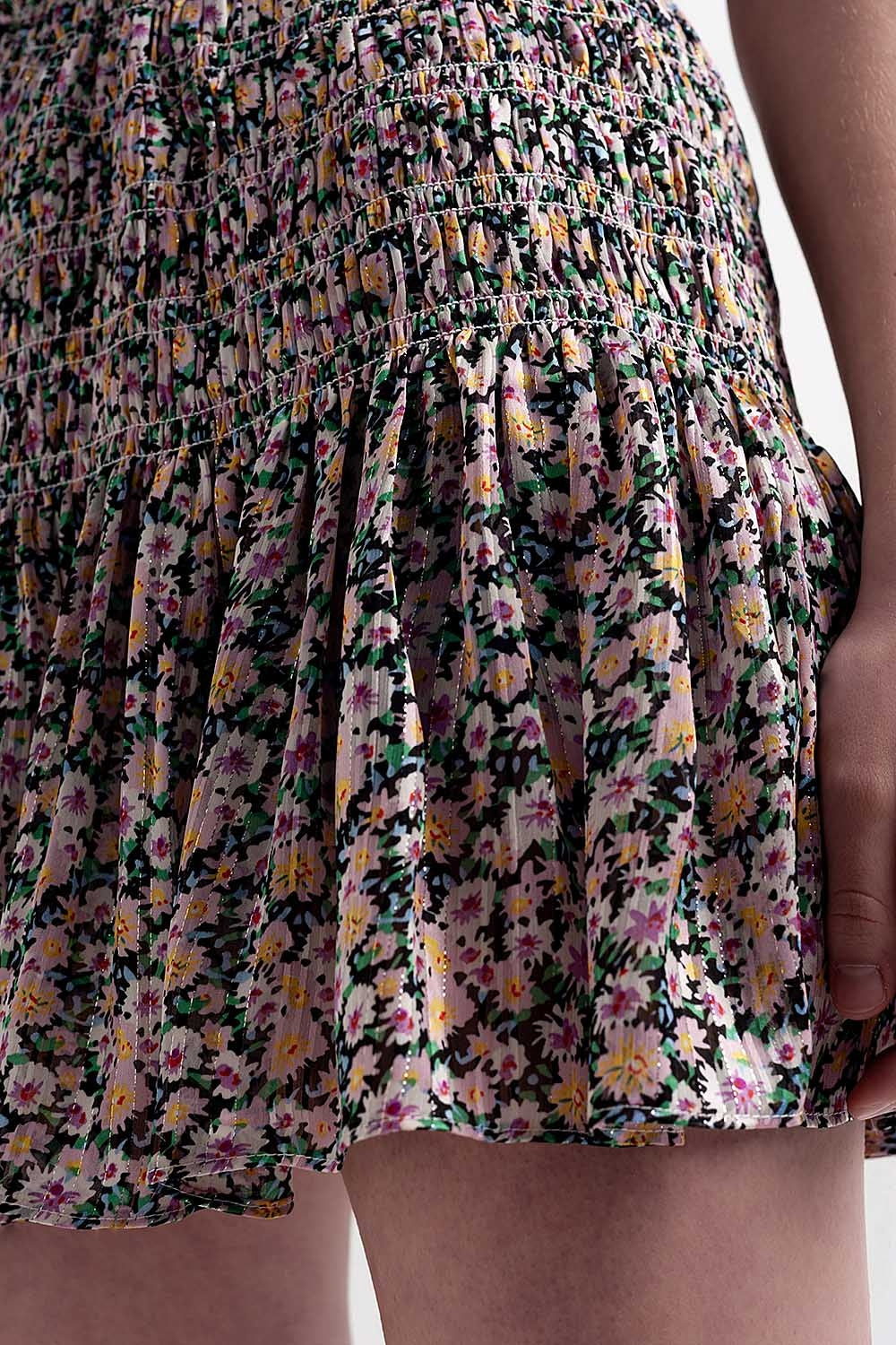 Falda negra con estampado de florecitas y diseño fruncido