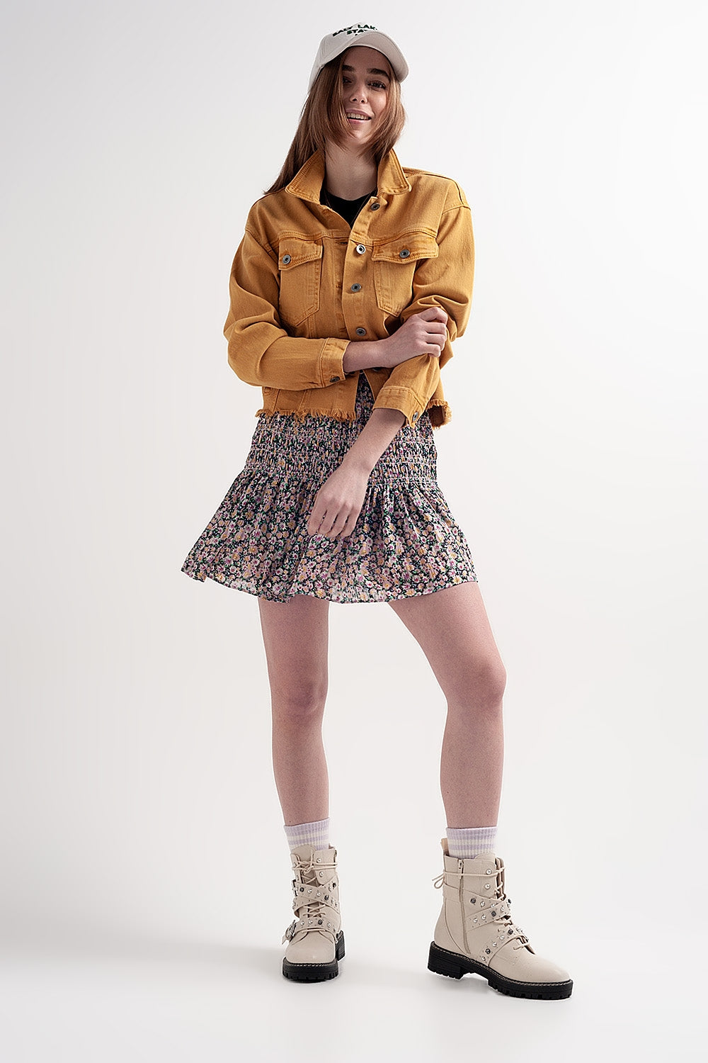 Falda negra con estampado de florecitas y diseño fruncido