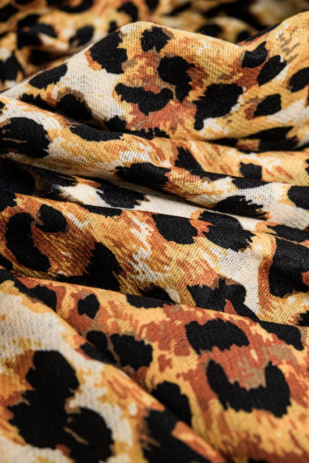 Fino pañuelo tejido con estampado de leopardo en camel