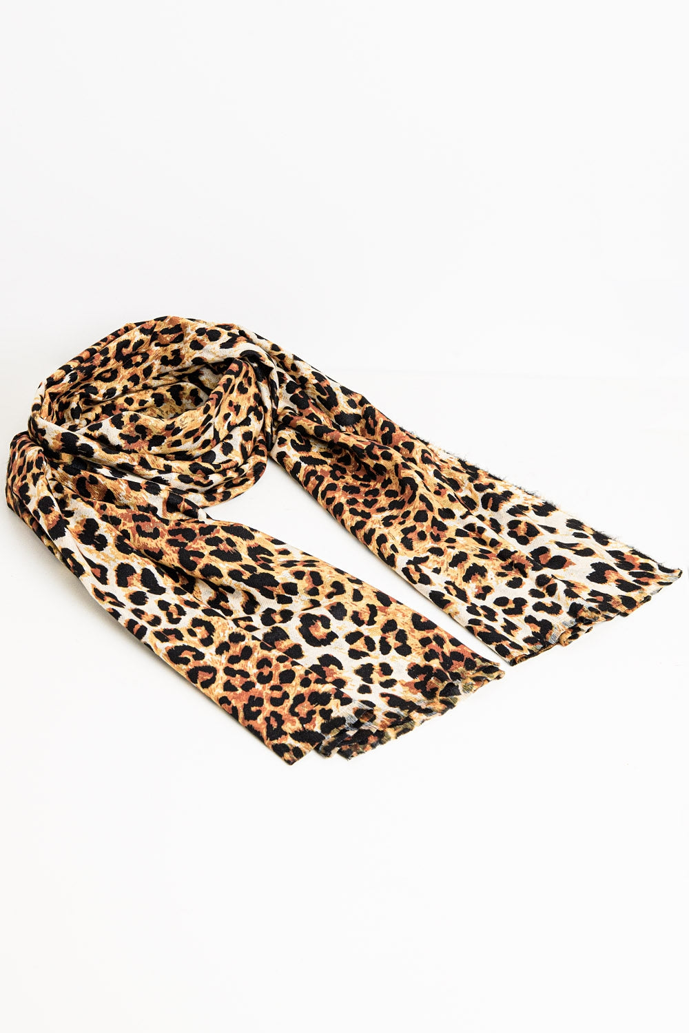 Fino pañuelo tejido con estampado de leopardo en camel