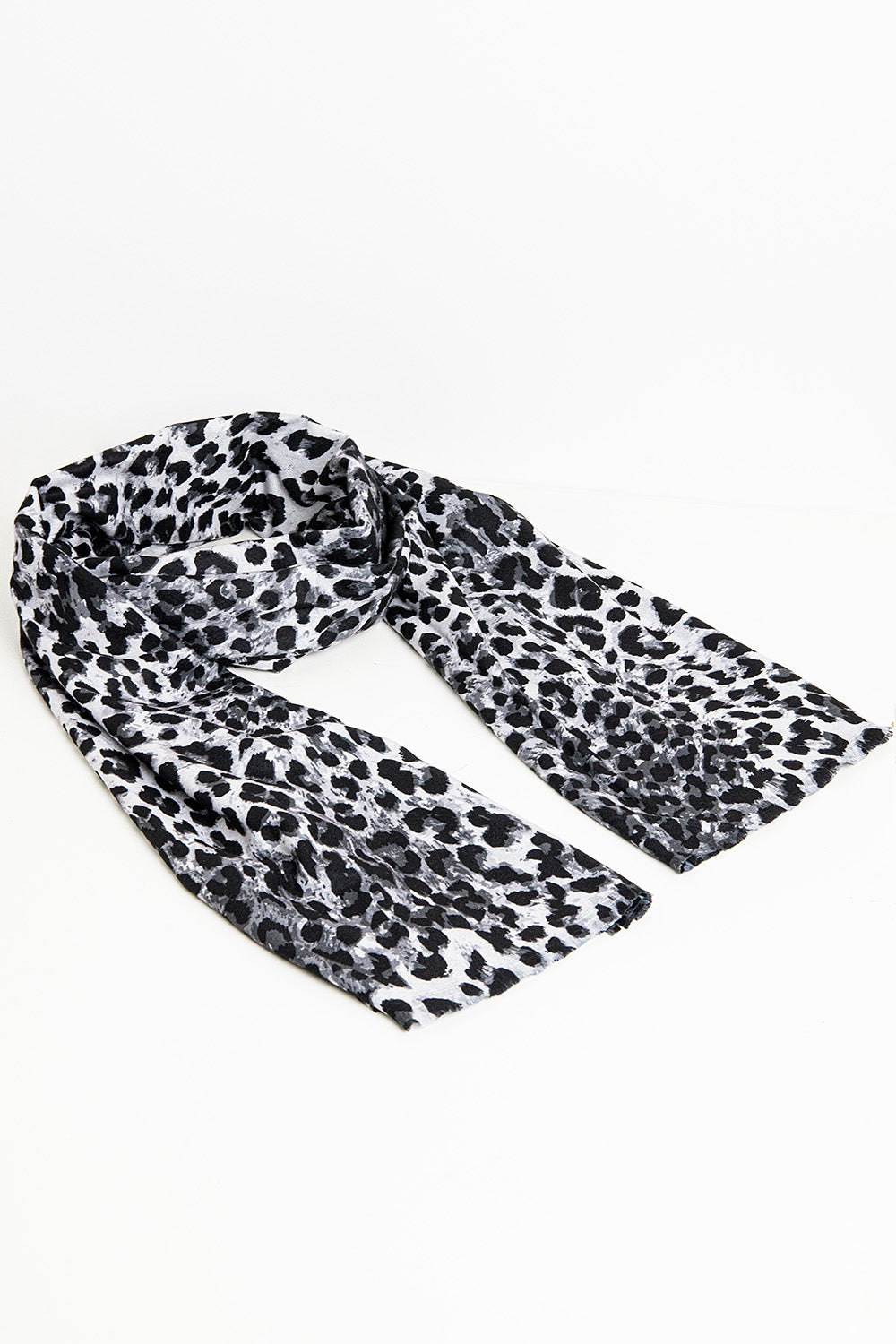 Fino pañuelo tejido con estampado de leopardo en gris