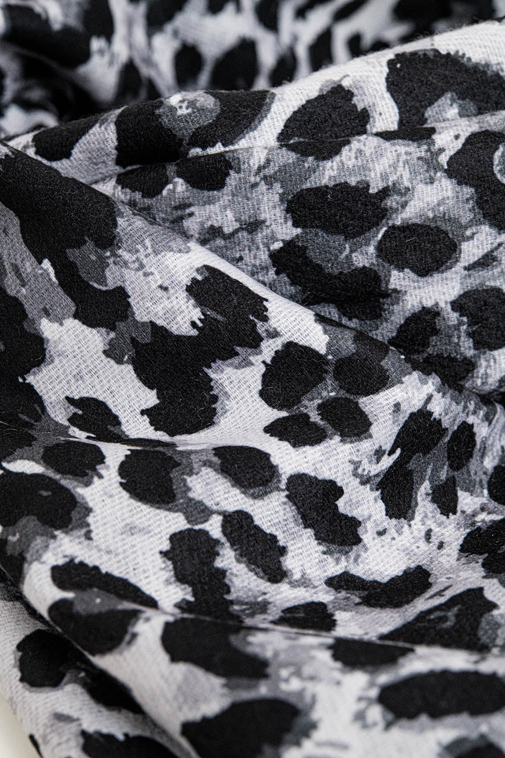 Fino pañuelo tejido con estampado de leopardo en gris