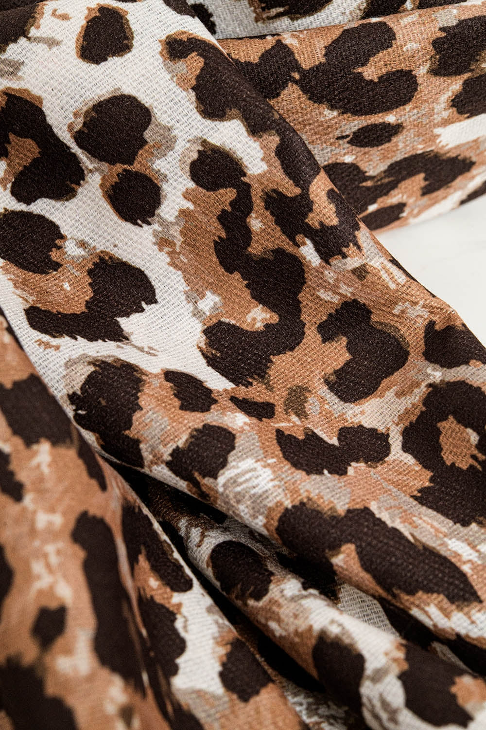 Fino pañuelo tejido con estampado de leopardo en marrón