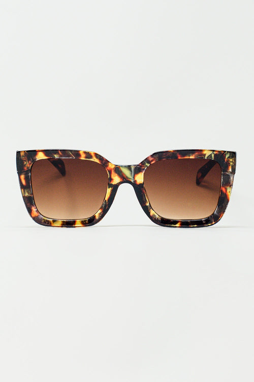 Gafas cuadradas alargadas con lentes oscuros en tonos de concha de tortuga