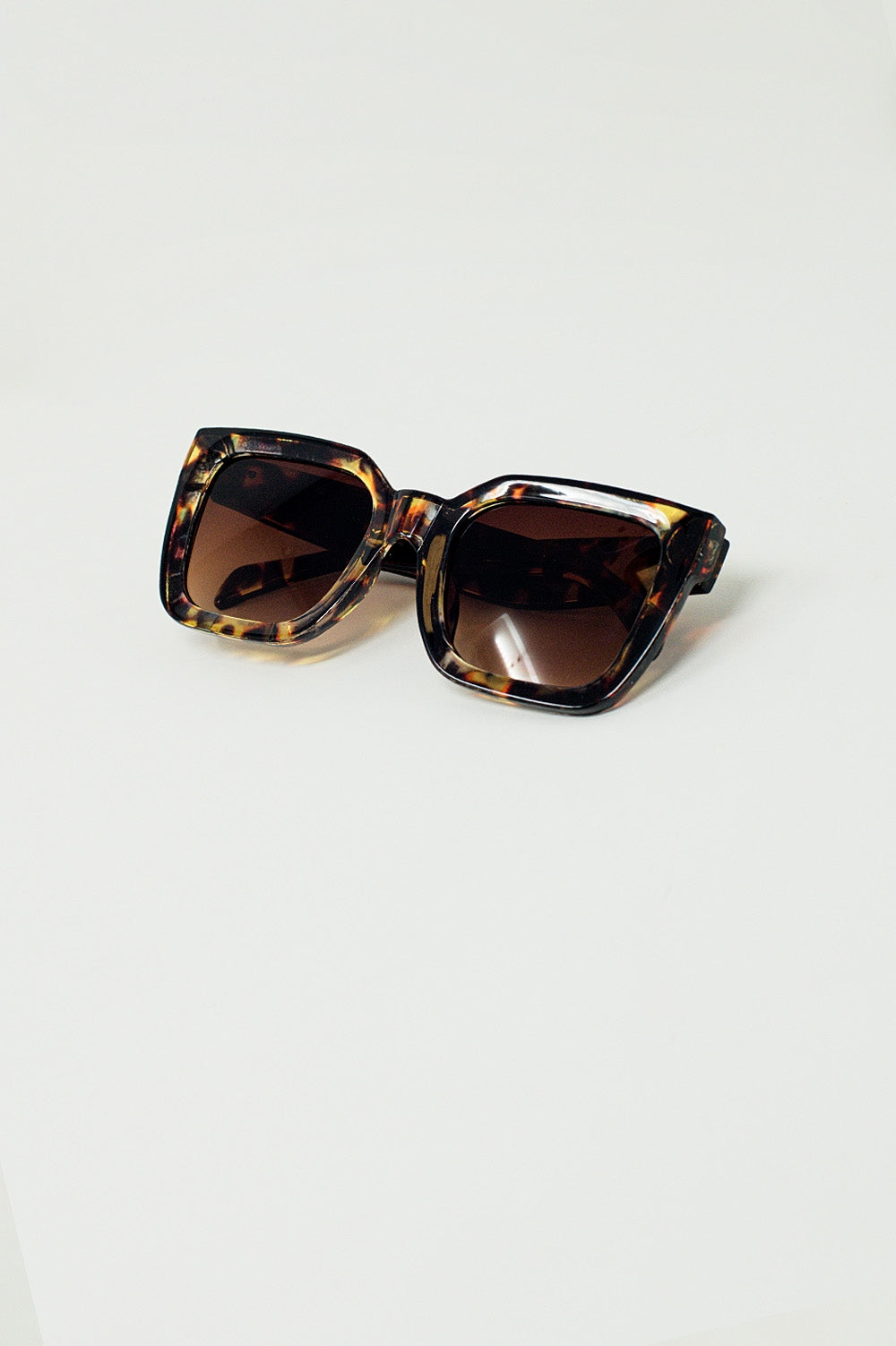 Gafas cuadradas alargadas con lentes oscuros en tonos de concha de tortuga