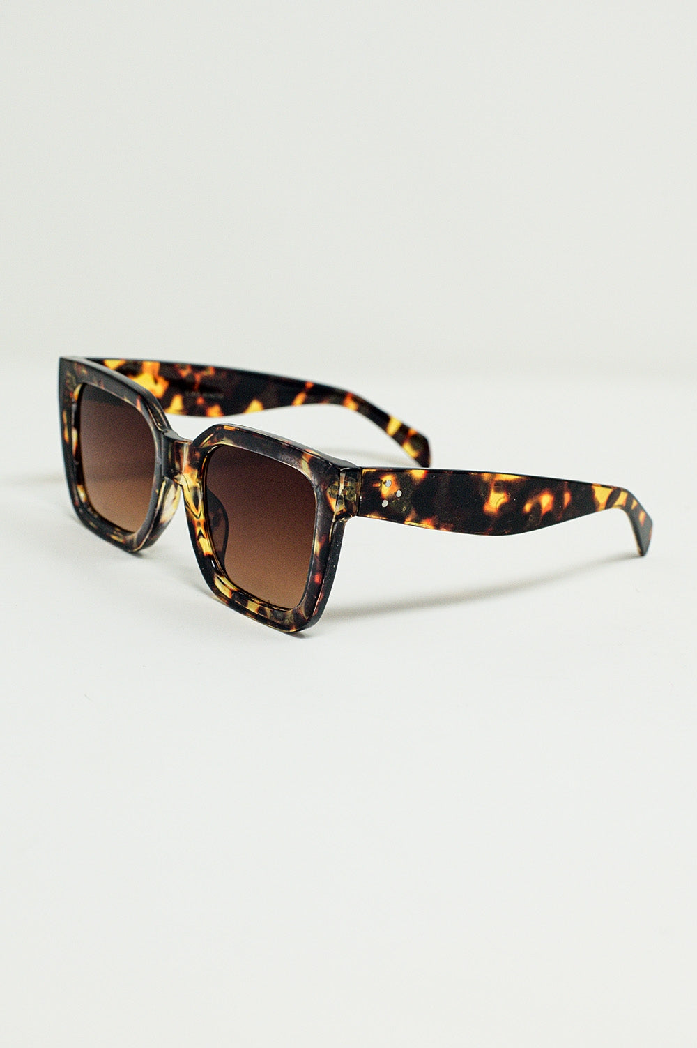 Gafas cuadradas alargadas con lentes oscuros en tonos de concha de tortuga