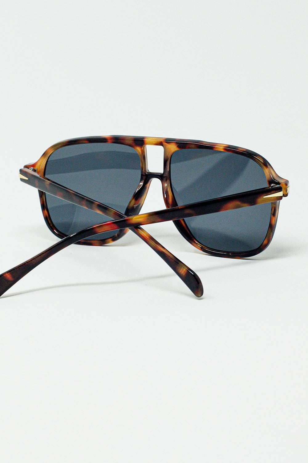 Gafas de aviador ovaladas con lentes ahumadas negras en carey