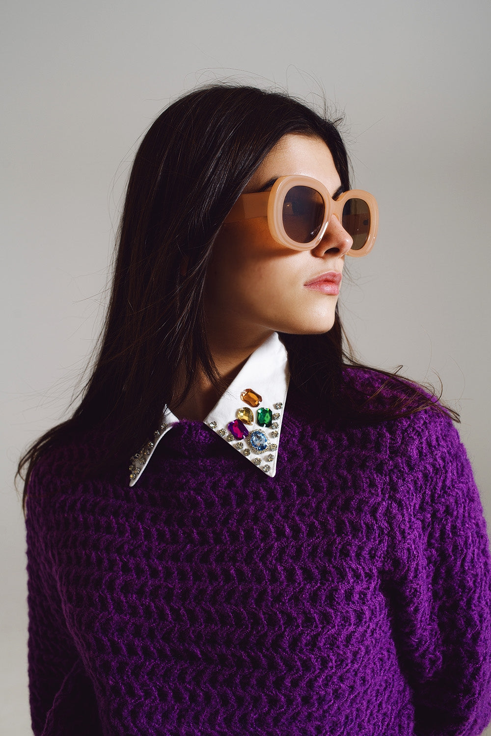 Modelo con gafas de sol circulares de gran tamaño en color beige