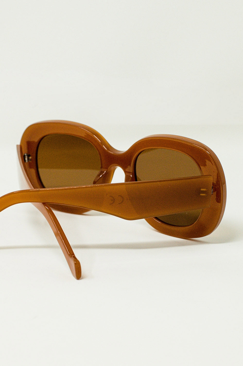 Gafas de sol circulares y grandes en marron