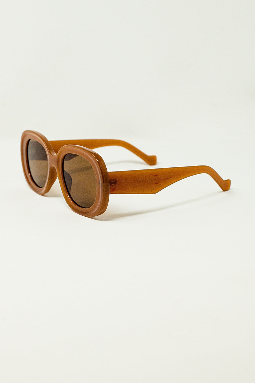 Gafas de sol circulares y grandes en marron
