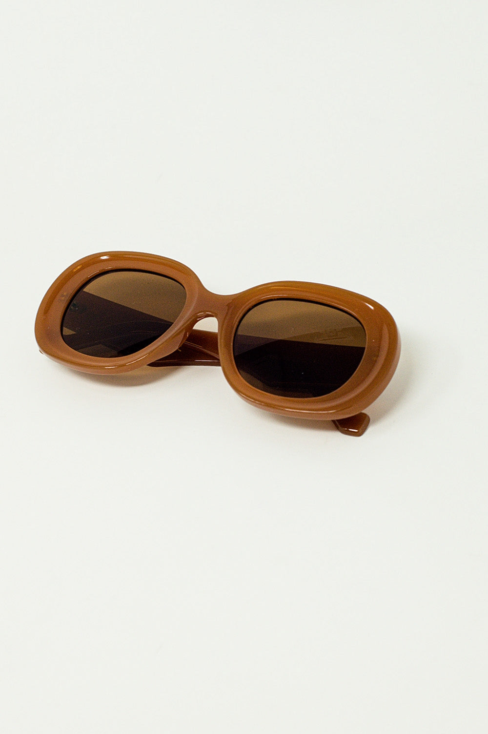 Gafas de sol circulares y grandes en marron